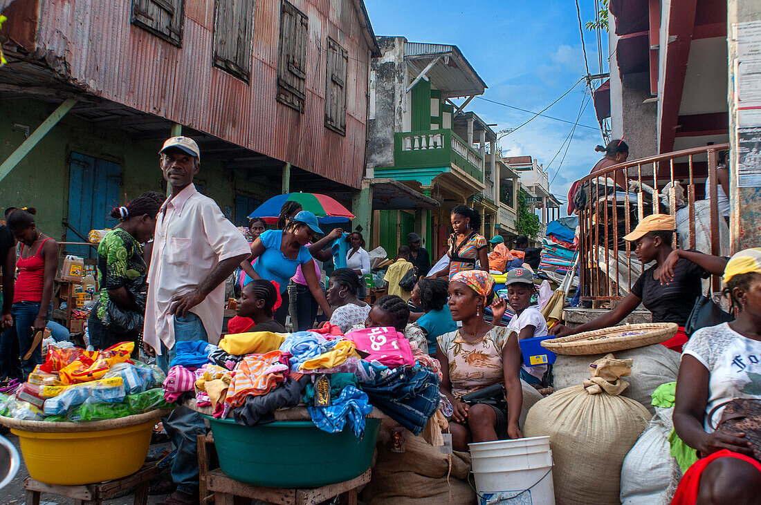 Lokaler Markt und Häuser in der historischen kolonialen Altstadt, Stadtzentrum von Jacmel, Haiti, Westindien, Karibik, Mittelamerika