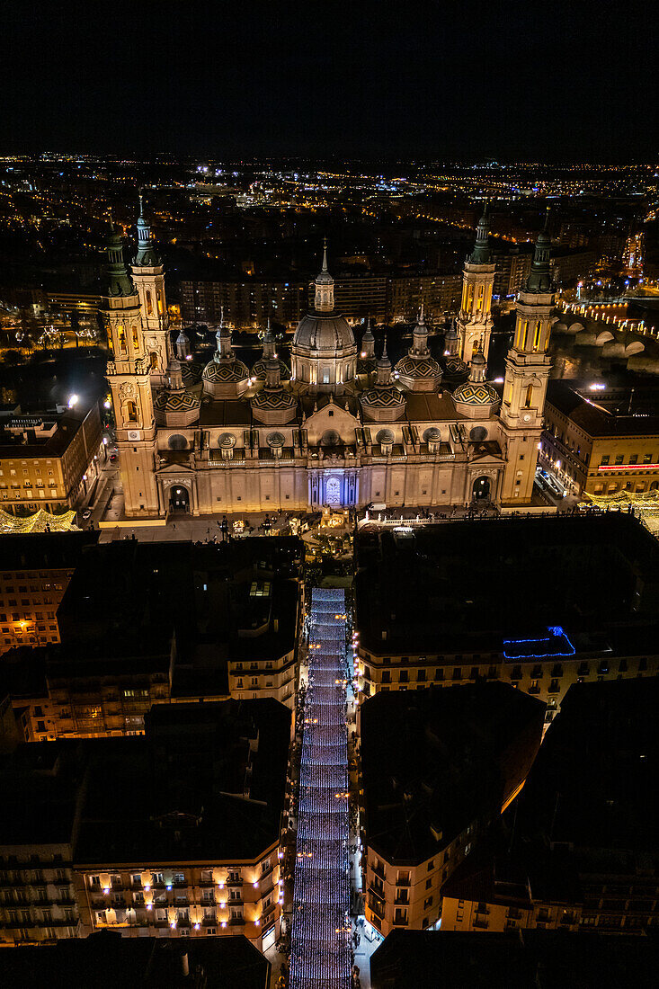 Luftaufnahme der Kathedrale Basilika Unserer Lieben Frau von der Säule und der nächtlich beleuchteten Alfonso-Straße während der Weihnachtszeit, Zaragoza, Spanien