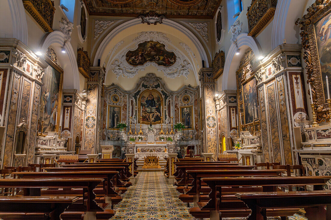 Das Kirchenschiff der Kirche Santa Maria delle Grazie im historischen Zentrum von Sorrento, Italien.