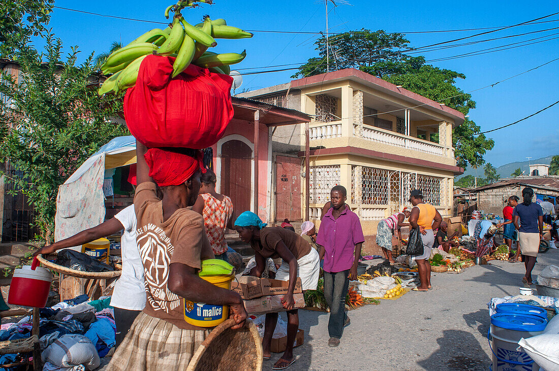 Lokaler Markt und Häuser in der historischen kolonialen Altstadt, Stadtzentrum von Jacmel, Haiti, Westindien, Karibik, Mittelamerika