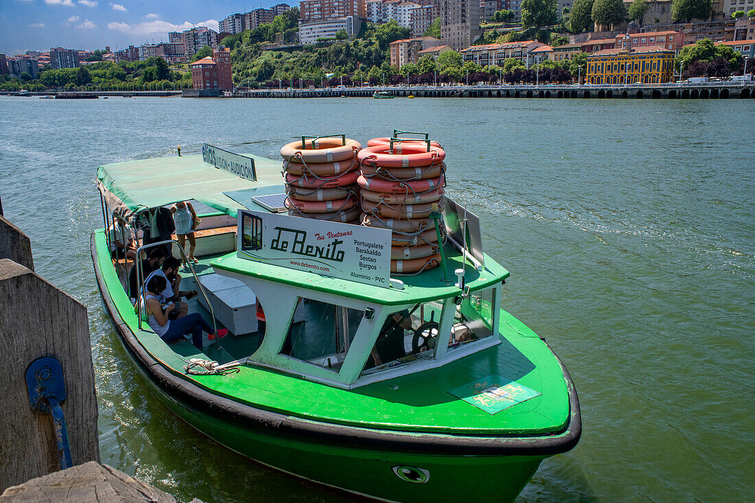 El Gasolino, ein kleines Boot, das Passagiere über den Fluss Nervion transportiert, zwischen Portugalete und Las Arenas, Getxo, Vizcaya, Pais Vasco, Spanien.