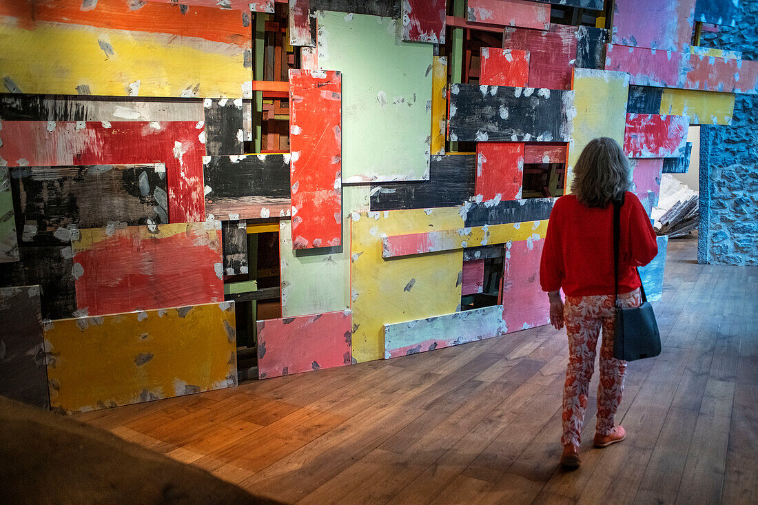 Phyllida Barlow Ausstellung im Chillida-Leku Museum, Skulpturen in Gärten und Wäldern des baskischen Bildhauers Eduardo Chillida, Hernani, Guipuzcoa, Baskenland, Spanien.