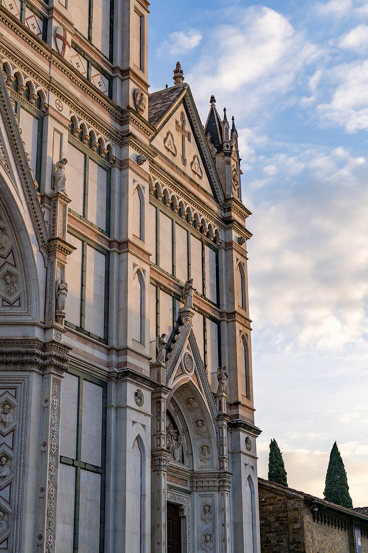 Die Fassade der Basilika Santa Croce oder Basilika des Heiligen Kreuzes in Florenz, Italien.