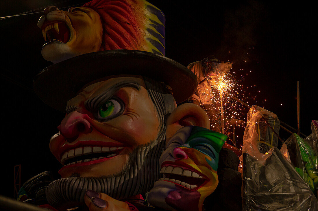 In the workshop, just a few hours before the parade, artisans fine-tune the last details and carry out the final assembly of their floats and individual costumes, preparing these magnificent works for the Great Parade of the Black and White Carnival. Pasto, Nariño, Colombia. January 5, 2025.