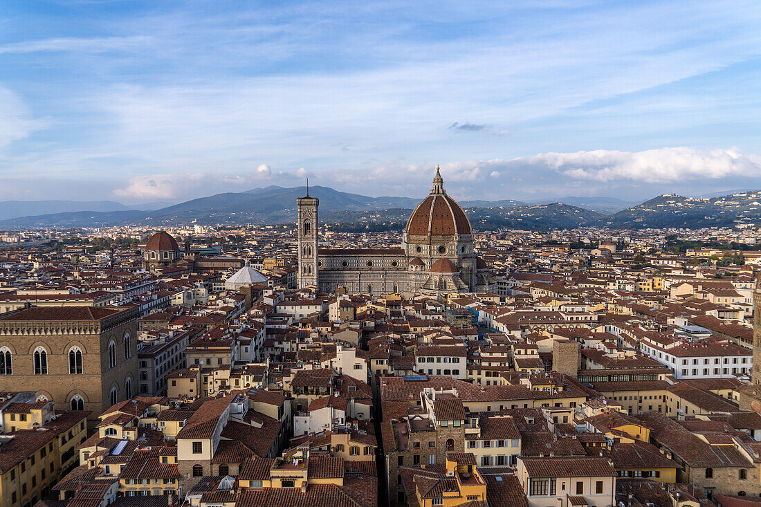 Blick auf den Dom oder die Kathedrale Santa Maria del Fiore vom Turm des Palazzo Vecchio in Florenz, Italien.