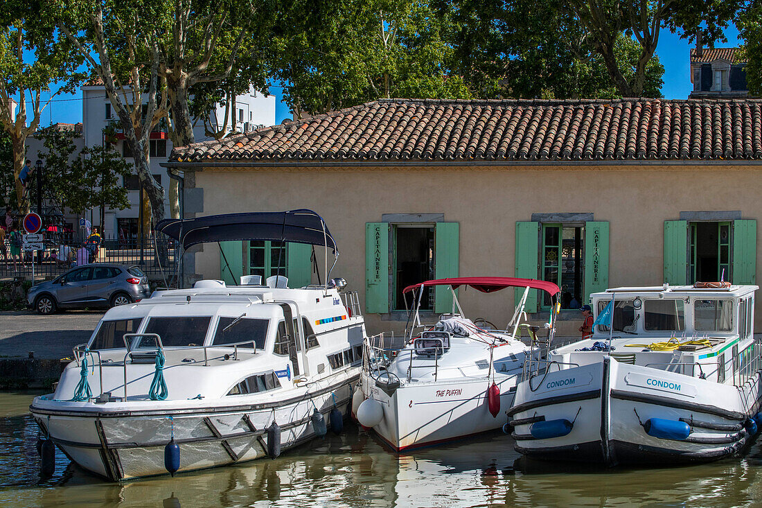 Stehende und geparkte Boote auf dem Canal du Midi in Carcassonne Aude Südfrankreich Südliche Wasserstraße Wasserstraßen Urlauber stehen Schlange für eine Bootsfahrt auf dem Fluss, Frankreich, Europa