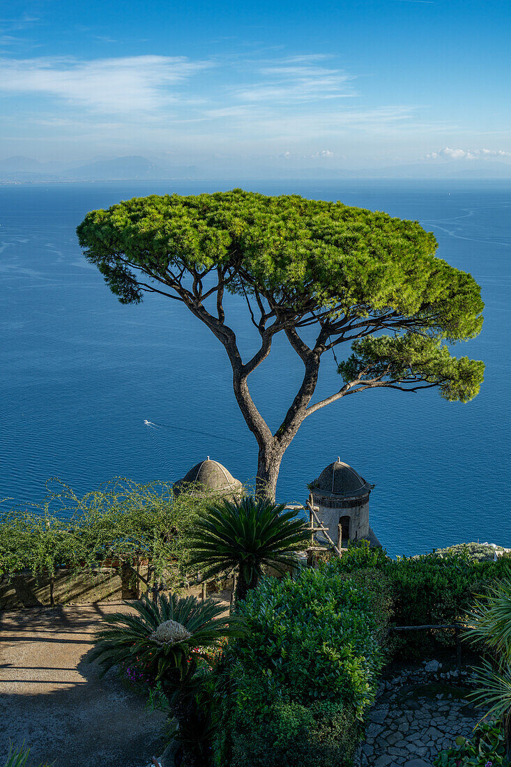 Blick auf den Golf von Salerno von den Rufolo-Gärten in Ravello an der Amalfiküste in Italien.