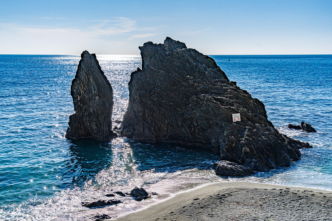 Scoglio Malpasso oder Malpasso-Felsen vor dem Strand Fegina in Monterosso al Mare, Cinque Terre, Italien.