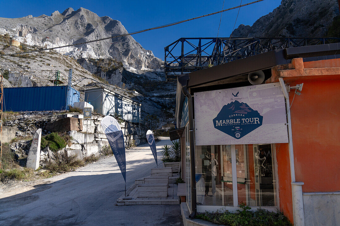 Ein Unternehmen, das Führungen durch die Marmorsteinbrüche in Carrara, Italien, anbietet.