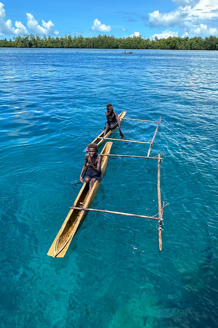 Bewohner der Insel Tungelo in ihren traditionellen Einbäumen, Provinz Neuirland, Papua-Neuguinea