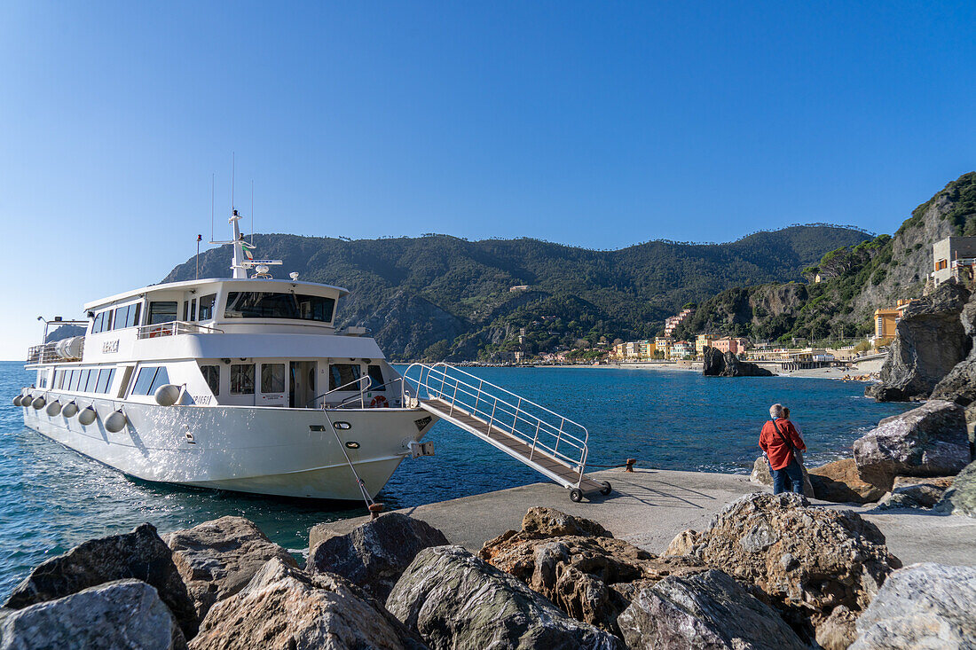 Eine Passagierfähre legt in Monterosso al Mare, Cinque Terre, Italien, an.