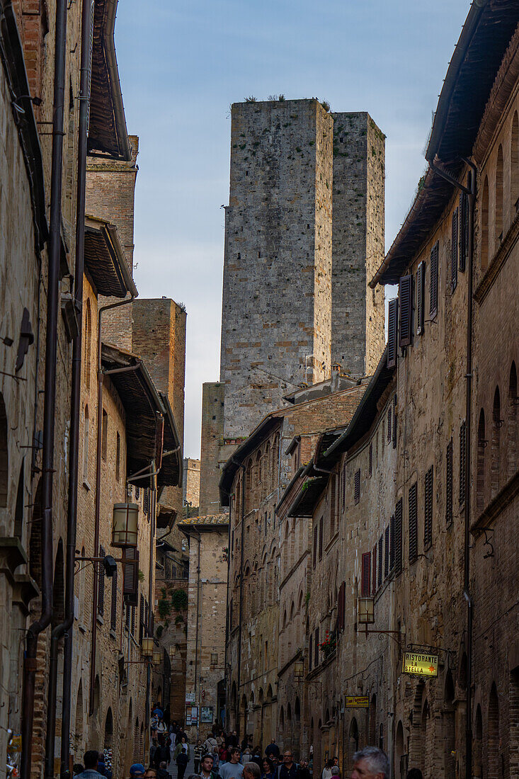 Die Salvucci-Türme und die Via San Matteo in der mittelalterlichen Stadt San Gimignano in der Toskana, Italien.