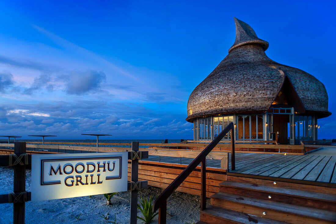 Restaurant des Outrigger Maldives Maafushivaru Luxusresort, Süd-Ari-Atoll Region Malediven, Küchenchefin Preeti Bomzon