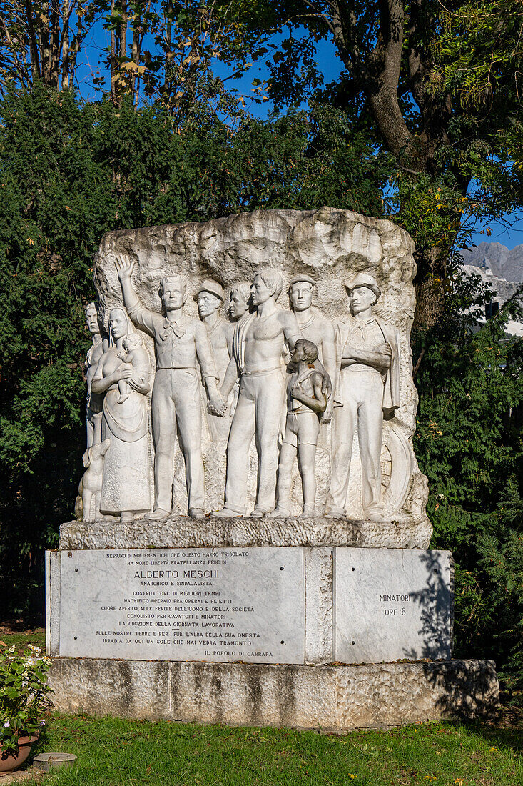 Denkmal für Alberto Meschi auf der Piazza Antonio Gramsci in Carrara, Italien.