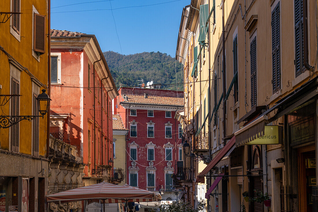 Traditionelle Architektur in der Via Loris Giorgi im historischen Carrara, Italien.