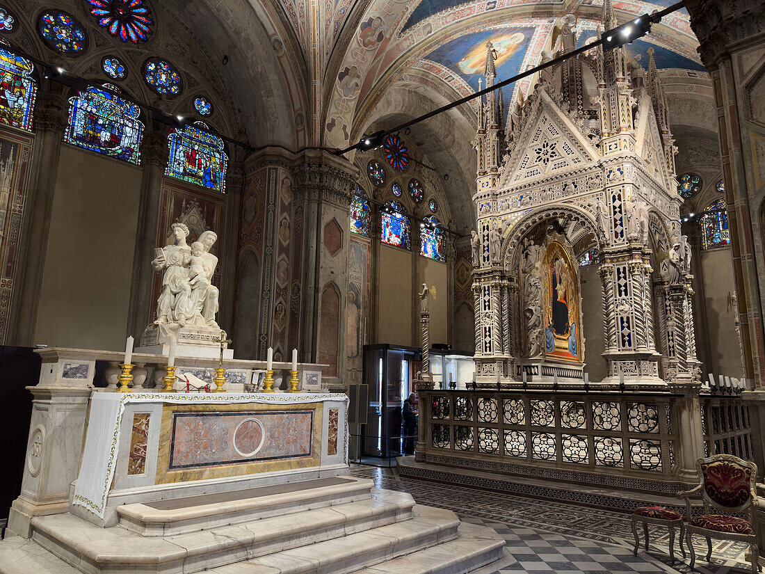 Statue der Heiligen Anna, der Jungfrau und des Kindes in der Kirche von Orsanmichele, Florenz, Italien. Die Statue wurde im Jahr 1526 von Francesco da Sangallo geschaffen.