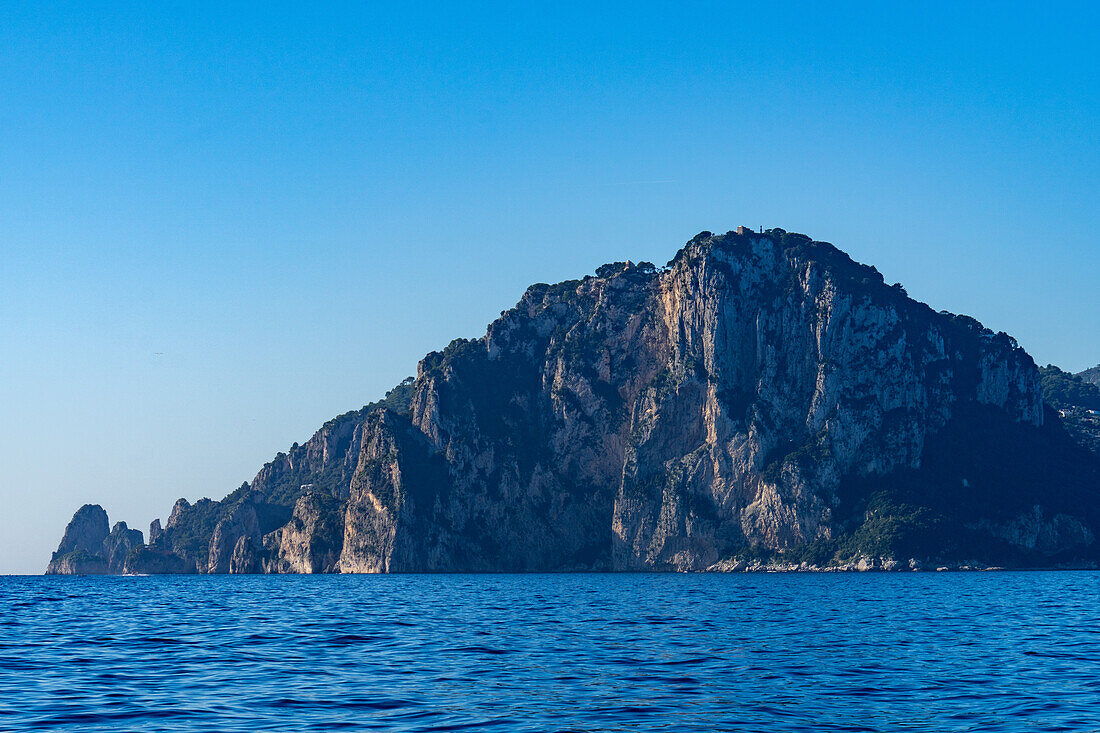 Punta del Monaco, rechts, die Ostspitze der Insel Capri, Italien. Links sind die Farallons zu sehen.