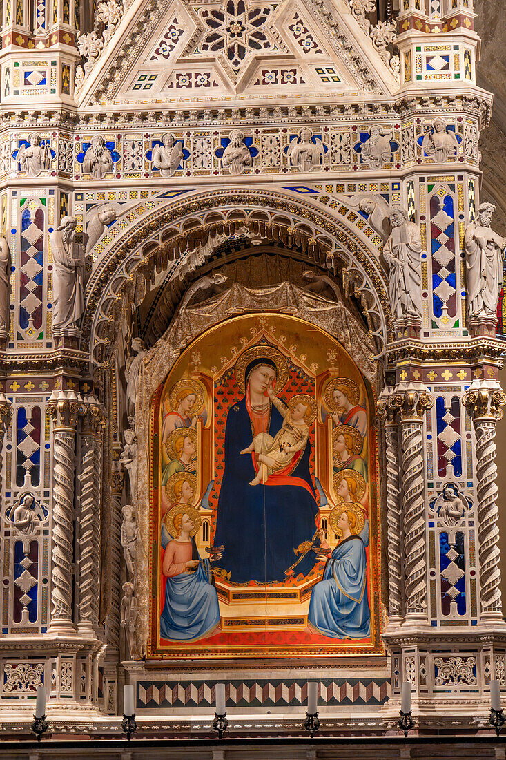 Der kunstvoll geschnitzte Marmortabernakel in der Kirche Orsanmichele in Florenz, Italien. Er wurde zwischen 1355 und 1359 von Andrea Orcagna geschaffen.