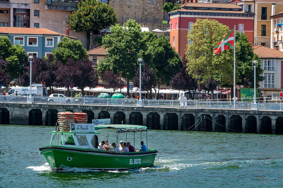 El Gasolino, small boat carrying passengers across the River Nervion, between Portugalete and Las Arenas, Getxo, Vizcaya, Pais Vasco, Spain.