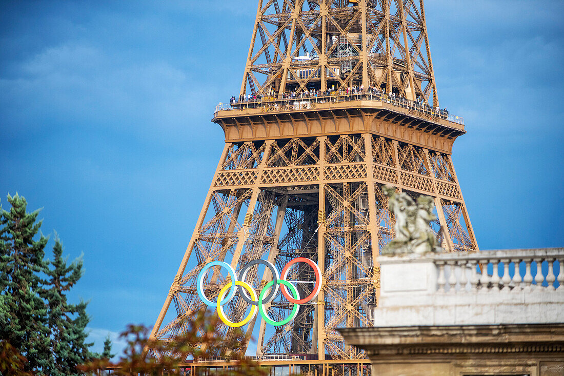 Eiffelturm von der Avenue de Camoens aus gesehen bei Sonnenuntergang, Paris, Île-de-France, Frankreich