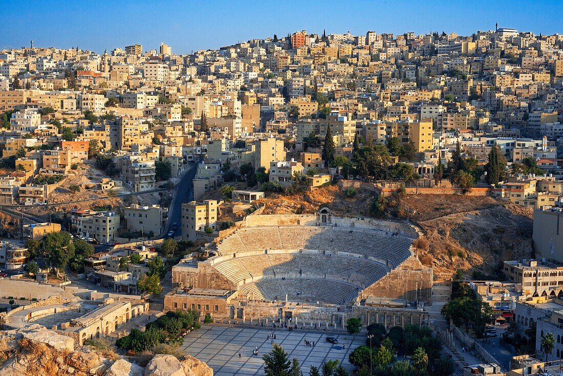 Römisches Amphitheater und Stadtansicht der Hauptstadt Amman, Jordanien, Naher Osten, Asien