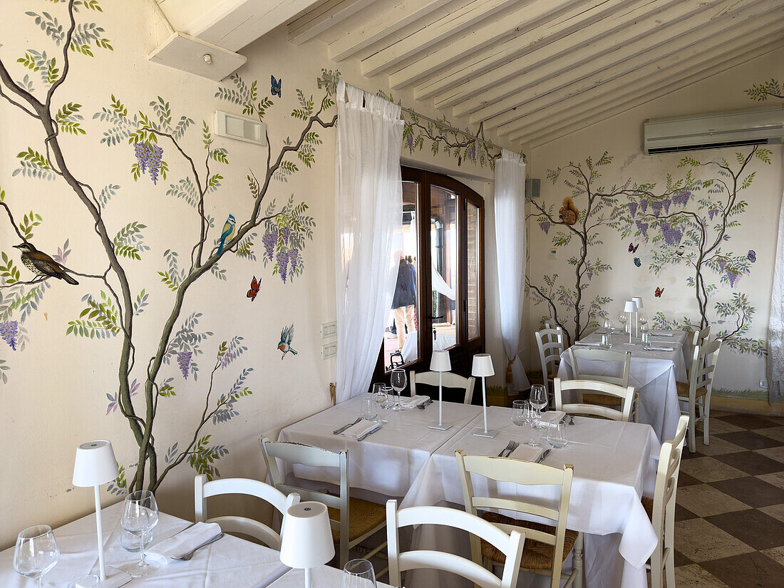 Bemalte Wände eines Restaurants in einem Bauernhaus auf einem Lavendelbauernhof in Taverna di Bibbiano, Siena, Italien.