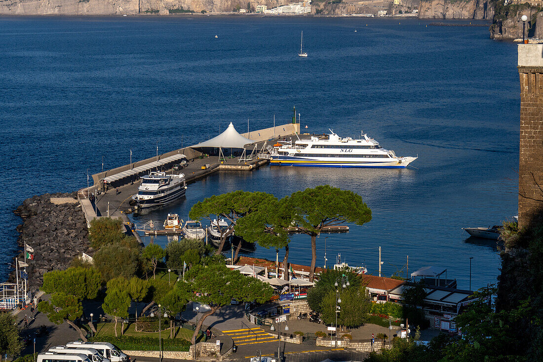 Hochgeschwindigkeits-Passagierfähren im Hafen von Marina Piccola in Sorrento, Italien.