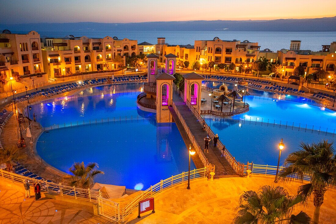 Blick auf das luxuriöse Crowne Plaza Dead Sea Hotel am Toten Meer, Jordanien. Pools und Totes Meer bei Sonnenuntergang