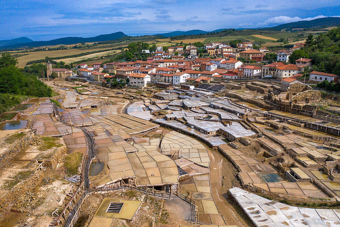 Luftaufnahme der Salinas de Añana Salzwüste, Añana, Alava, Araba Baskenland, Euskadi Spanien