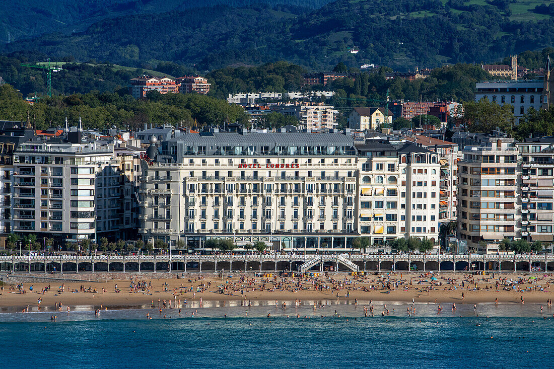 Blick auf den Strand Playa de La Concha in San Sebastian, Gipuzkoa, Donostia San Sebastian, Nordspanien, Euskadi, Euskaerria, Spanien.