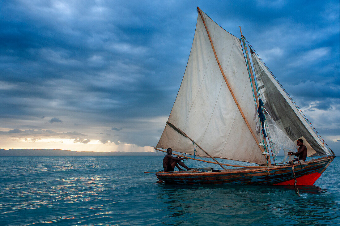 Segelndes Fischerboot in Île-à-Vache, Provinz Sud, Haiti