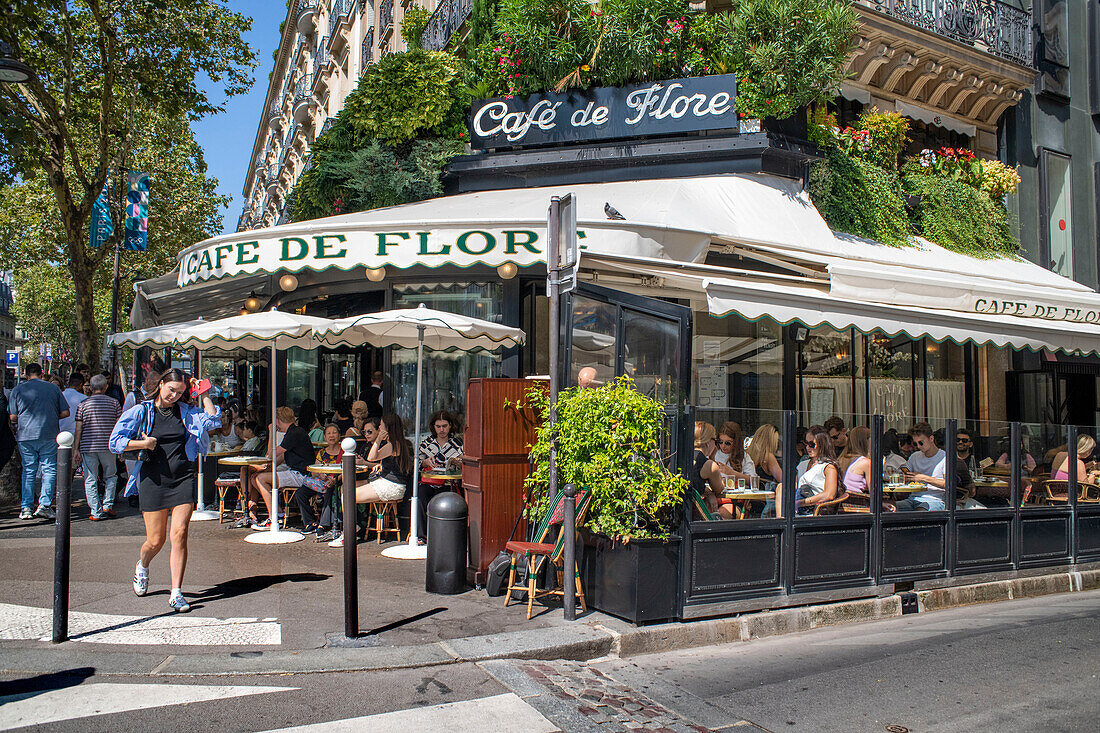 Das berühmte Café-Restaurant Cafe de flore auf dem Boulevard Saint-Germain im 6. Arrondissement von Paris (Left Bank), Frankreich