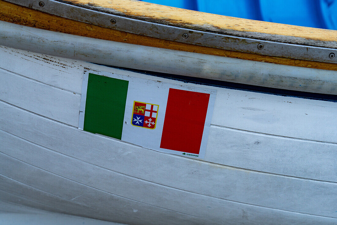 Die italienische Seeflagge auf einem Ruderboot, das in Marina Grande auf der Insel Capri, Italien, liegt.