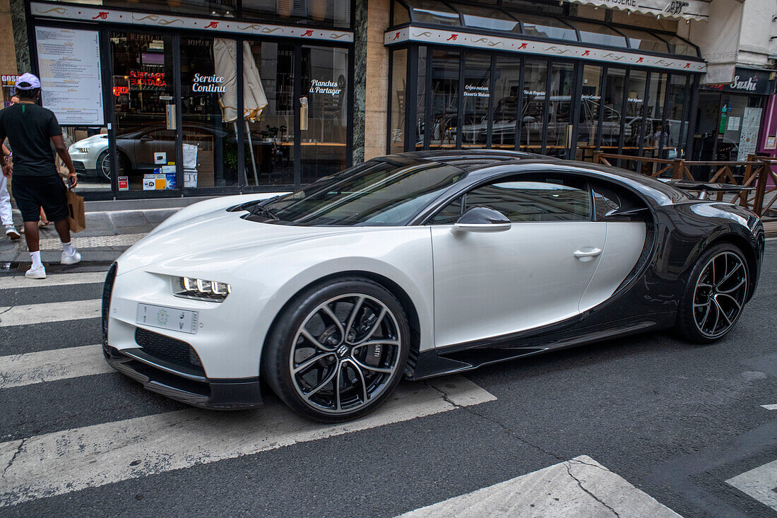 Bugatti Chiron im Stadtzentrum von Paris, Frankreich