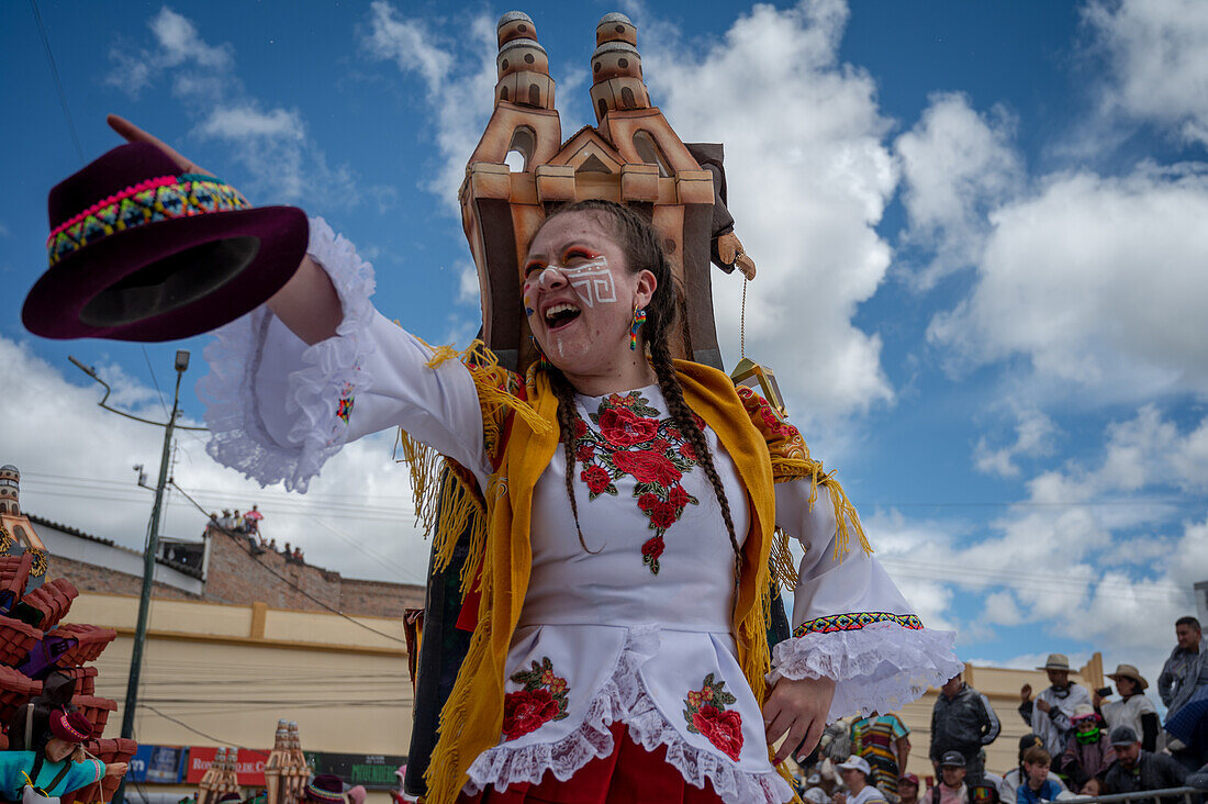 Murgas, individuelle Kostüme und majestätische Festwagen sorgen für ein unvergessliches Spektakel bei der großen Parade des schwarz-weißen Karnevals am 6. Januar in Pasto, Nariño, Kolumbien.