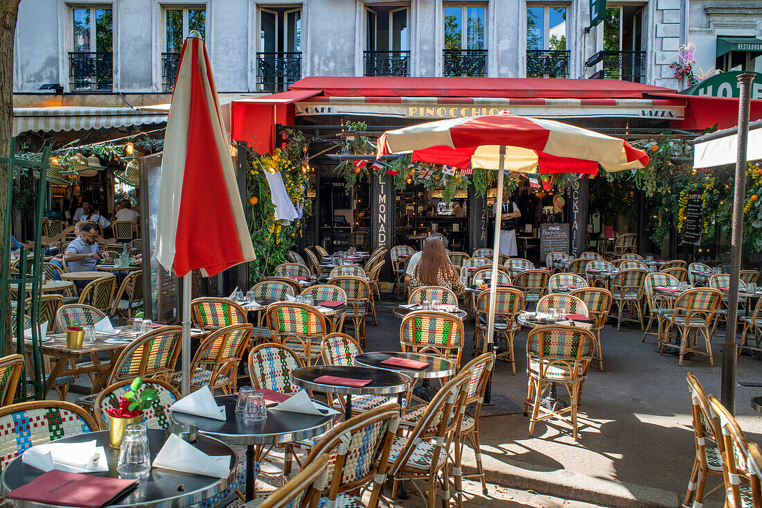 Menschen sitzen im Pizzarestaurant Pinocchio in einer Allee in Montparnasse Paris Frankreich EU Europa