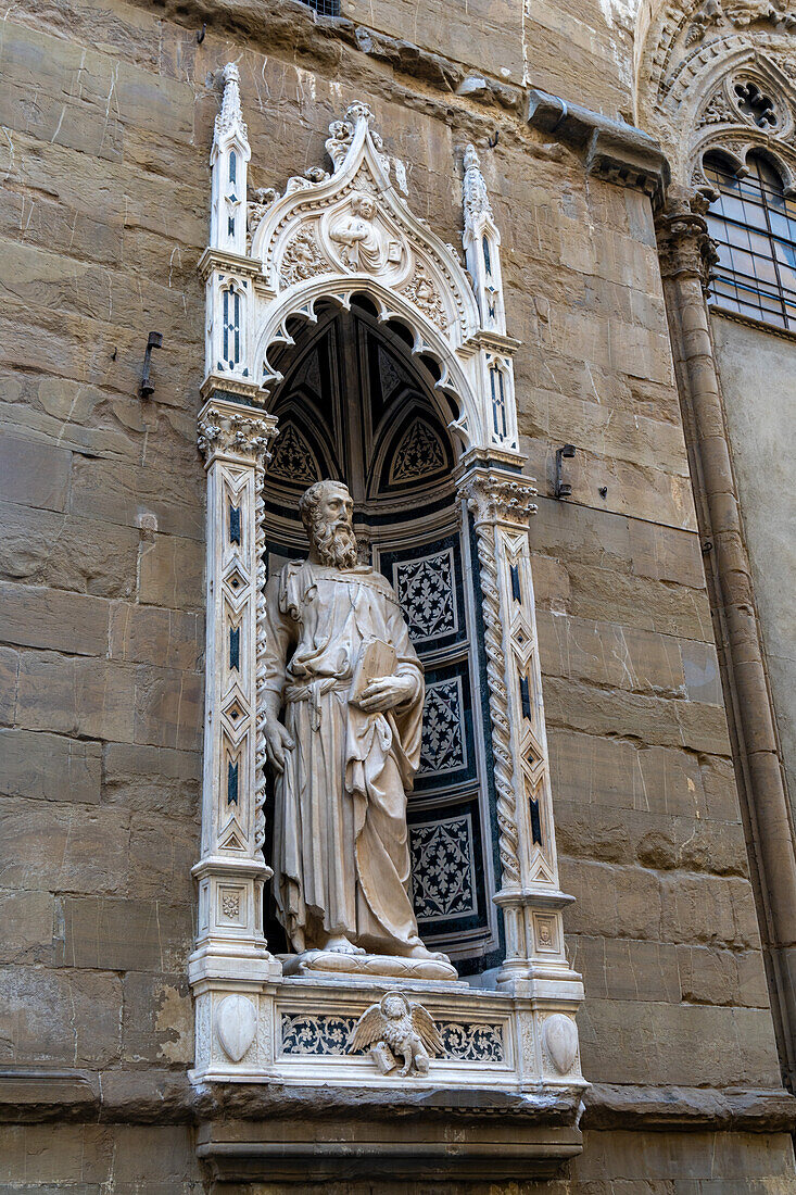 Statue des Heiligen Markus an der Kirche Orasanmichele in Florenz, Italien. Markus war der Schutzpatron der Zunft der Leineweber und Hausierer. Die Statue wurde 1411 n. Chr. von Donatell geschaffen.