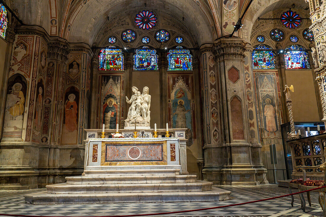 Statue der Heiligen Anna, der Jungfrau und des Kindes in der Kirche von Orsanmichele, Florenz, Italien. Die Statue wurde im Jahr 1526 von Francesco da Sangallo geschaffen.