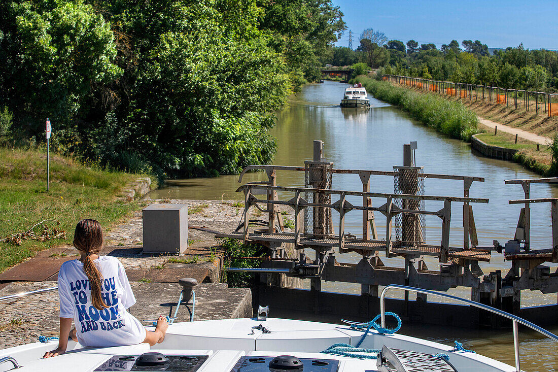 Ein Boot überquert die doppelte écluse du Fresquel et Pont Canal look aux portes du Carcassonne. Canal du Midi bei Puichéric Carcassone Aude Südfrankreichs südliche Wasserstraße Wasserstraßen Urlauber stehen Schlange für eine Bootsfahrt auf dem Fluss, Frankreich, Europa