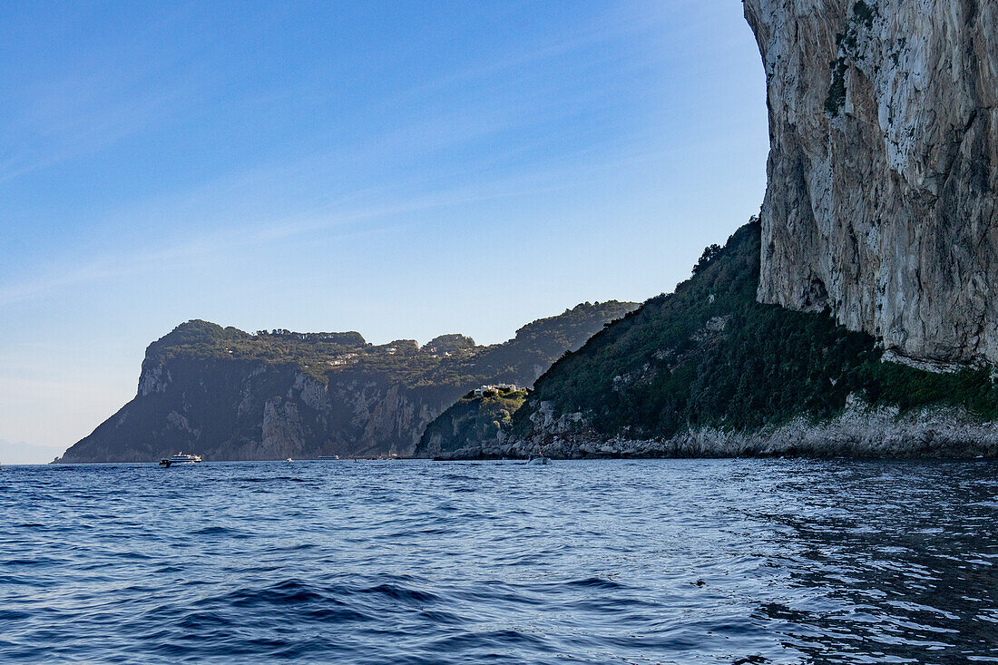 Klippen an der Nordküste der Insel Capri, Italien.