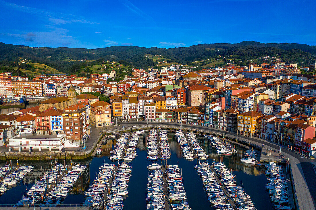 Altstadt und Fischereihafen von Bermeo in der Provinz Biskaya im Baskenland in Nordspanien.