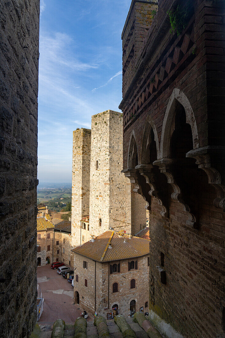 Die Salvucci-Zwillingstürme auf der Piazza della Erbe in der mittelalterlichen Stadt San Gimignano, Italien.