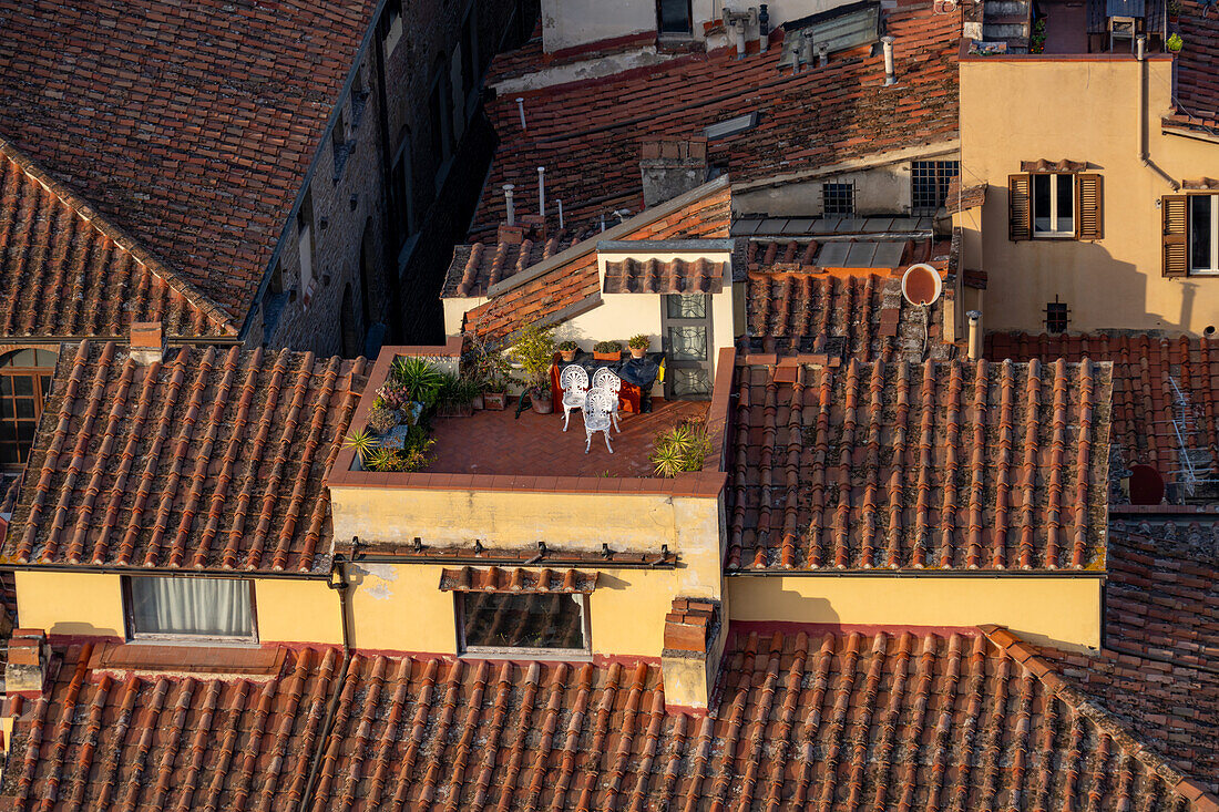 Die Dachterrasse eines Privathauses in Florenz, Italien, vom Turm des Palazzo Vecchio aus gesehen.