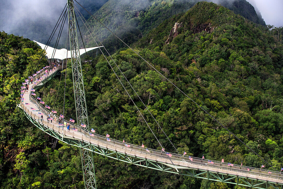 Die Langkawi Sky Bridge, die längste gebogene Brücke, auf dem Gipfel des Gunung Machinchang, Langkawi, Malaysia