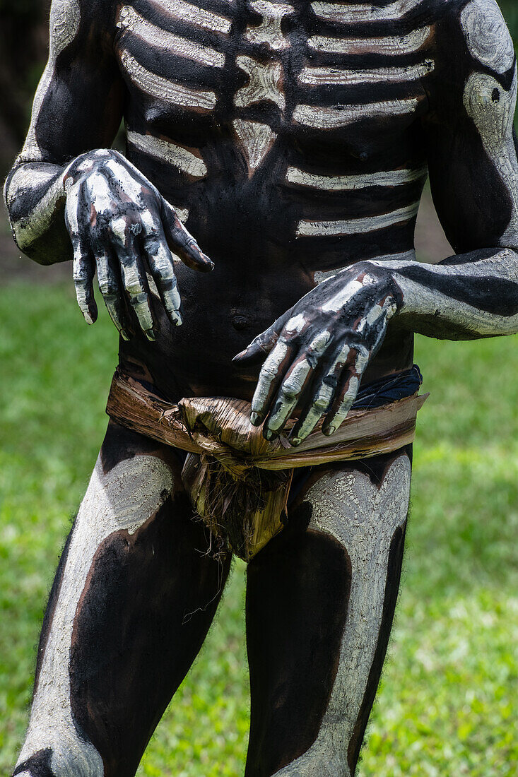 Das Skelett Männer vom Stamm der Omo Bugamo in Papua-Neuguinea bemalen ihre Körper mit schwarzer und weißer Farbe, die das menschliche Skelett nachahmt, Provinz Chimbu, Papua-Neuguinea