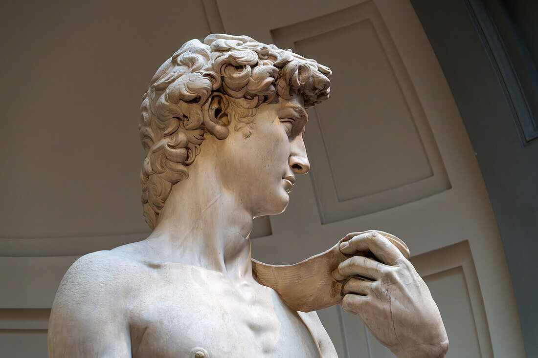 Detail der originalen David-Statue von Michelangelo in der Accademia-Galerie in Florenz, Italien.