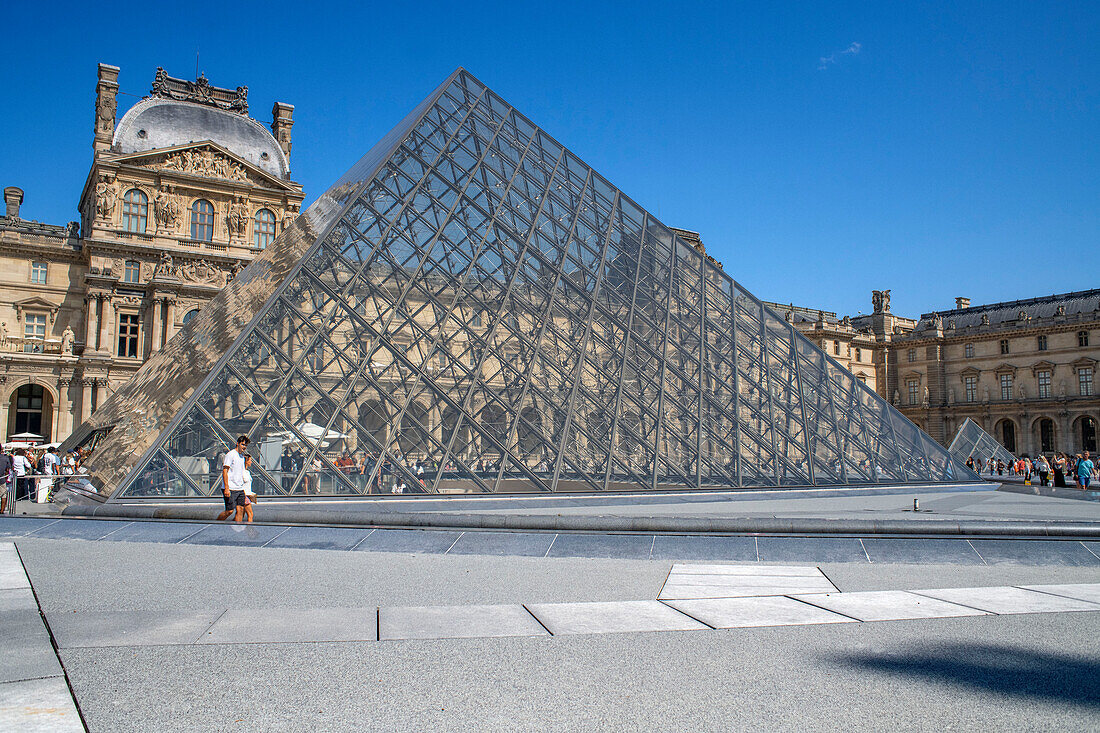 Glaspyramide im Louvre-Museum, Paris, Frankreich