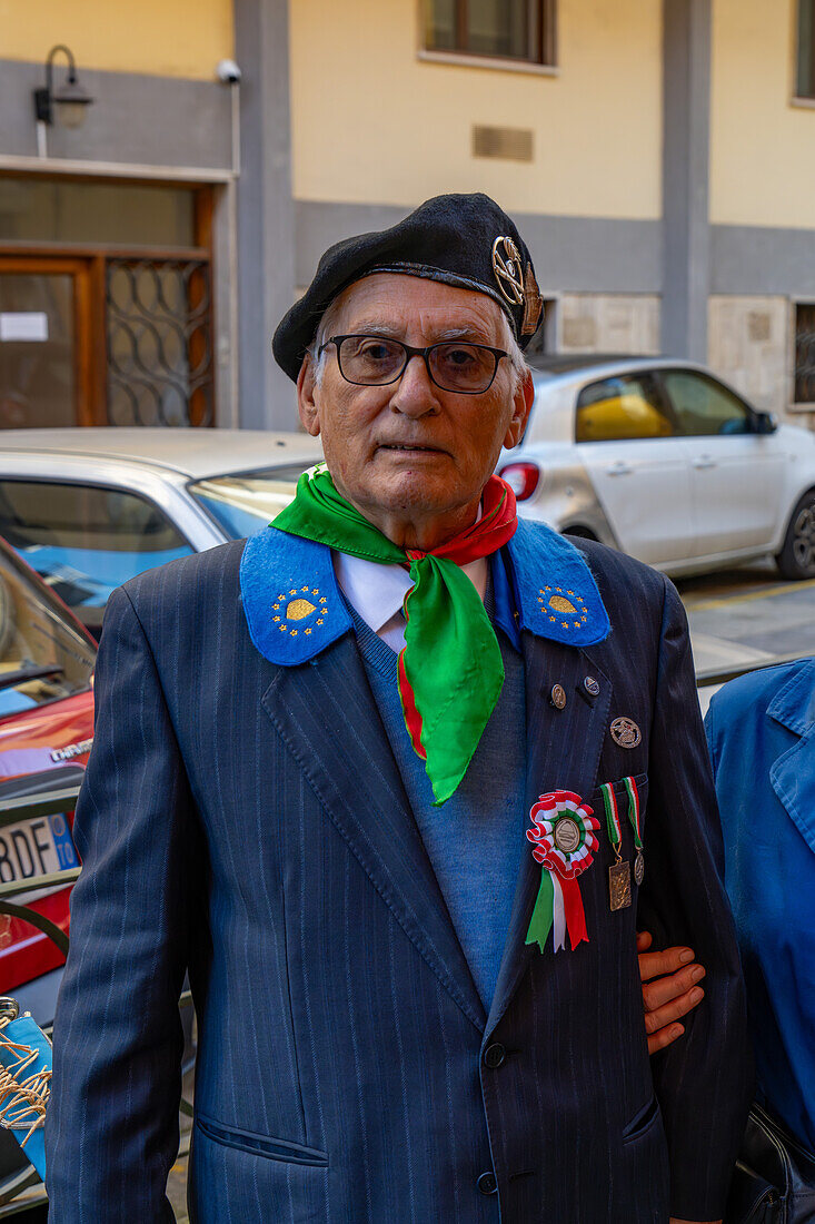 Ein italienischer Militärveteran mit seinen Medaillen nach einer Kriegsgedenkfeier in Sorrento, Italien.