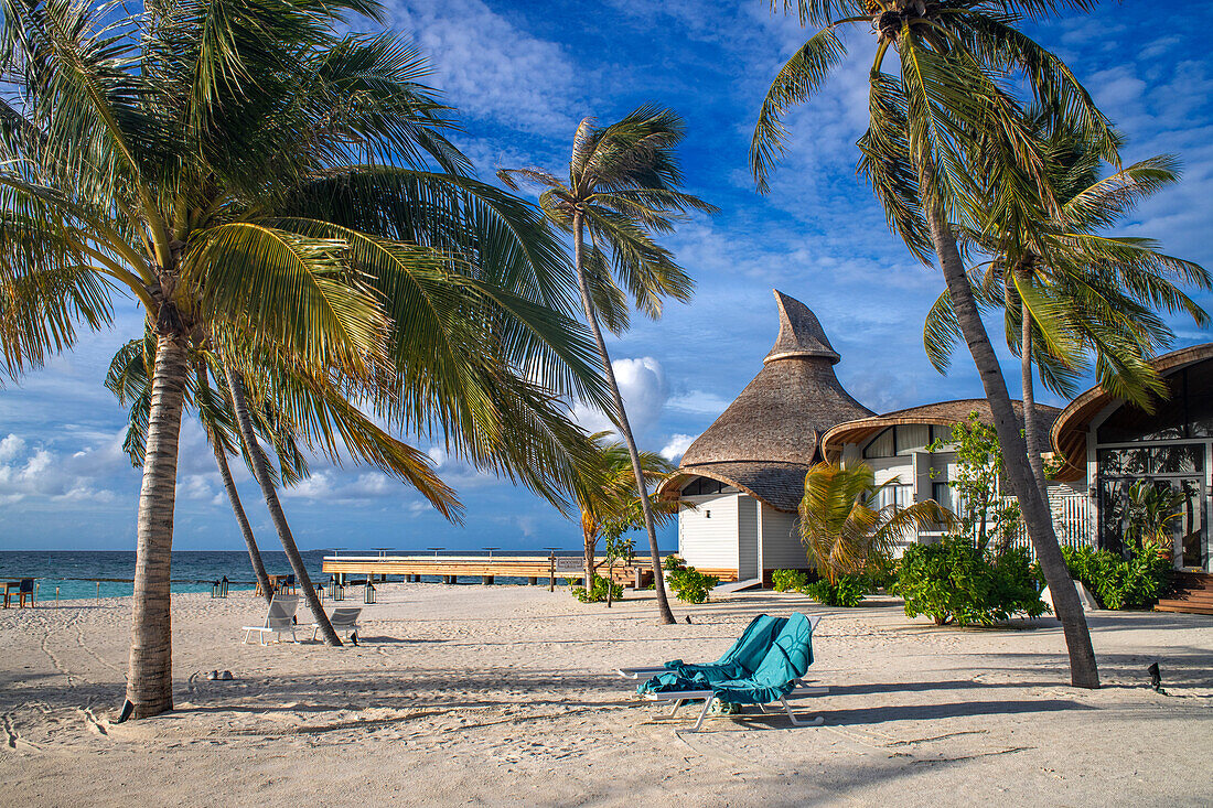 Strand des Outrigger Maldives Maafushivaru Luxusresorts, South Ari Atoll Region Malediven