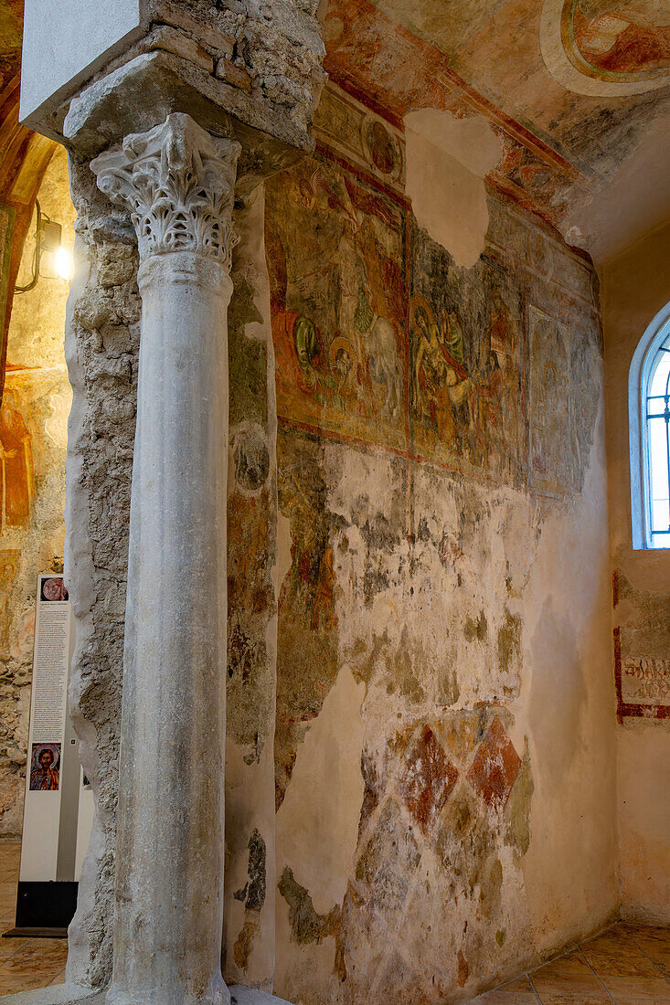 Eine korinthische Säule und Fresken im Diözesanmuseum von Amalfi, Italien. Das Museum ist in der Basilika des Kruzifixes untergebracht, die an den Dom von Amalfi angrenzt.